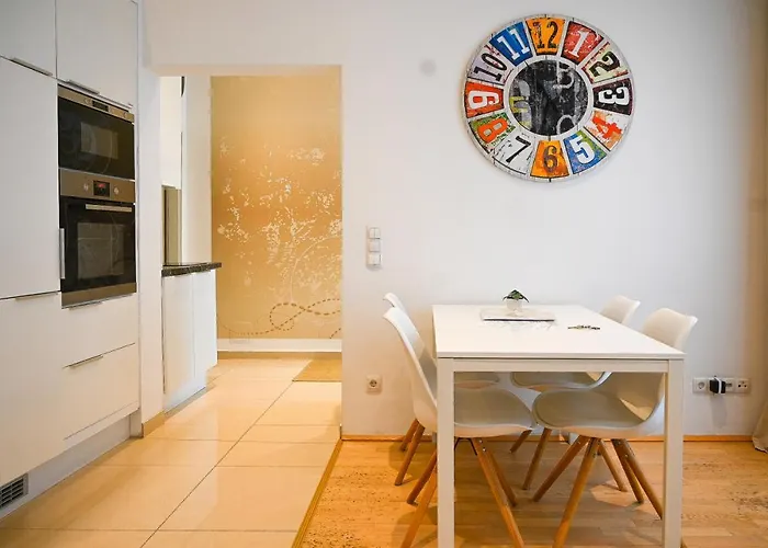 Bright Apartment Mariahilf